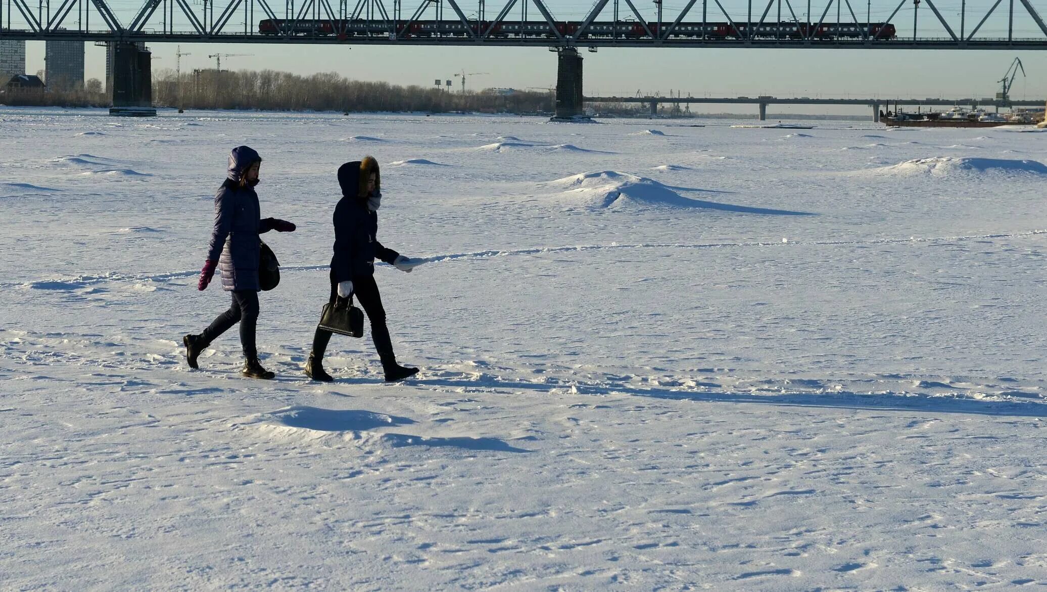 Переправа по льду. Зимняя переправа через реку. Обь зимой. Переправа через лед.