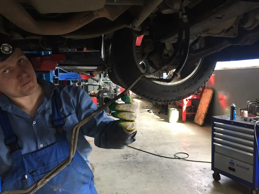 Акпп шевроле тахо 900. Трубки акпп шевроле тахо 900. тахо на шиномонтаже. замена масла акпп тахо 2025. замена масло акпп в тахо 2016 года.