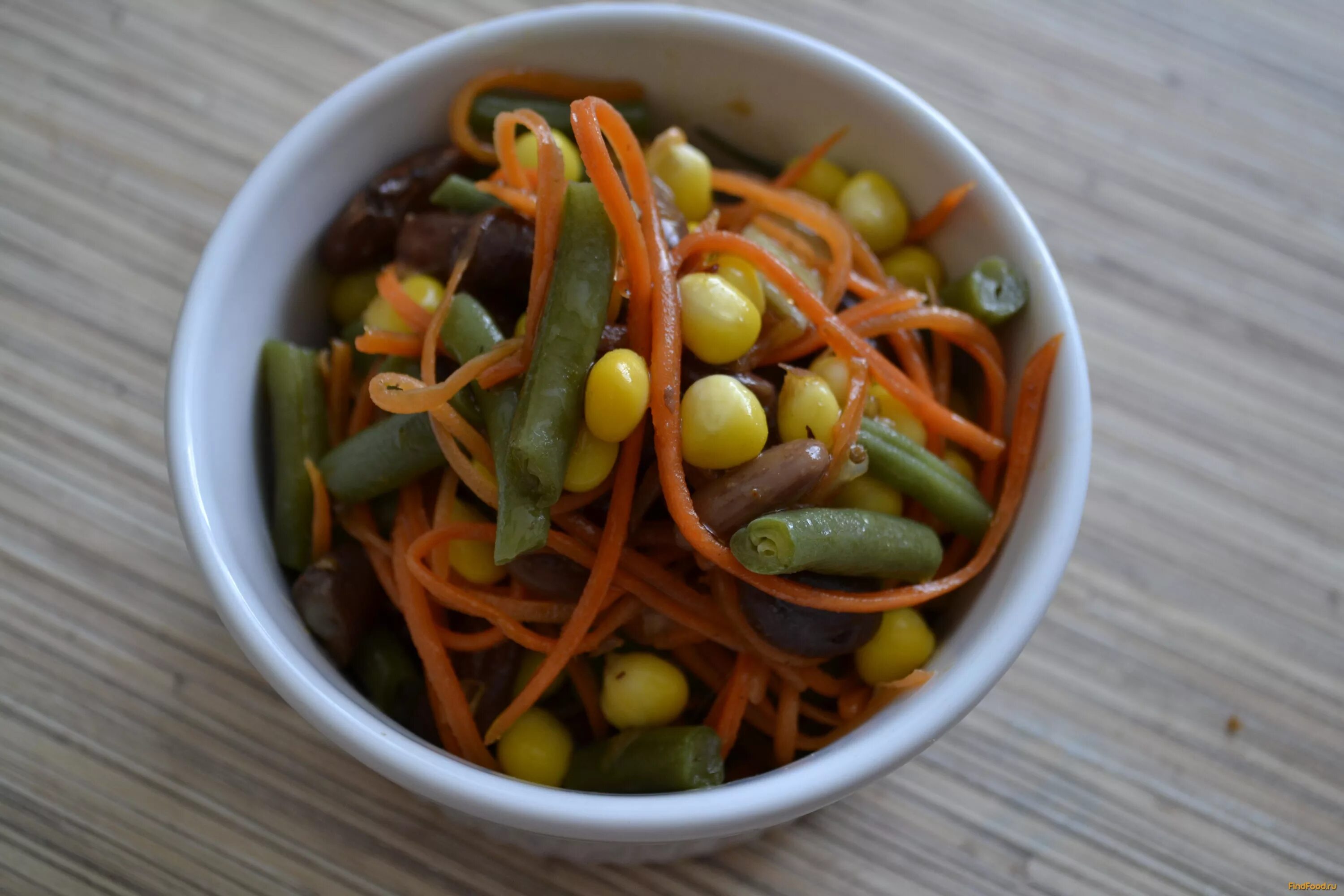 рецепт корейской фасоли. салат с фасолью и корейской морковью. фасоль стручковая корейская. фасоль стручковая с морковью. фасоль стручковая с морковью по корейски.