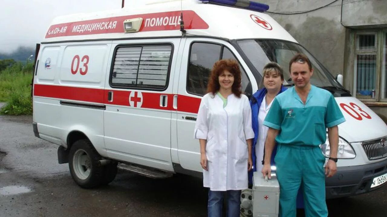 Вызывает скорую помощь в больницу. Скорая медицинская помощь. врач скорой помощи. машина скорой помощи врачи. служба скорой медицинской помощи.