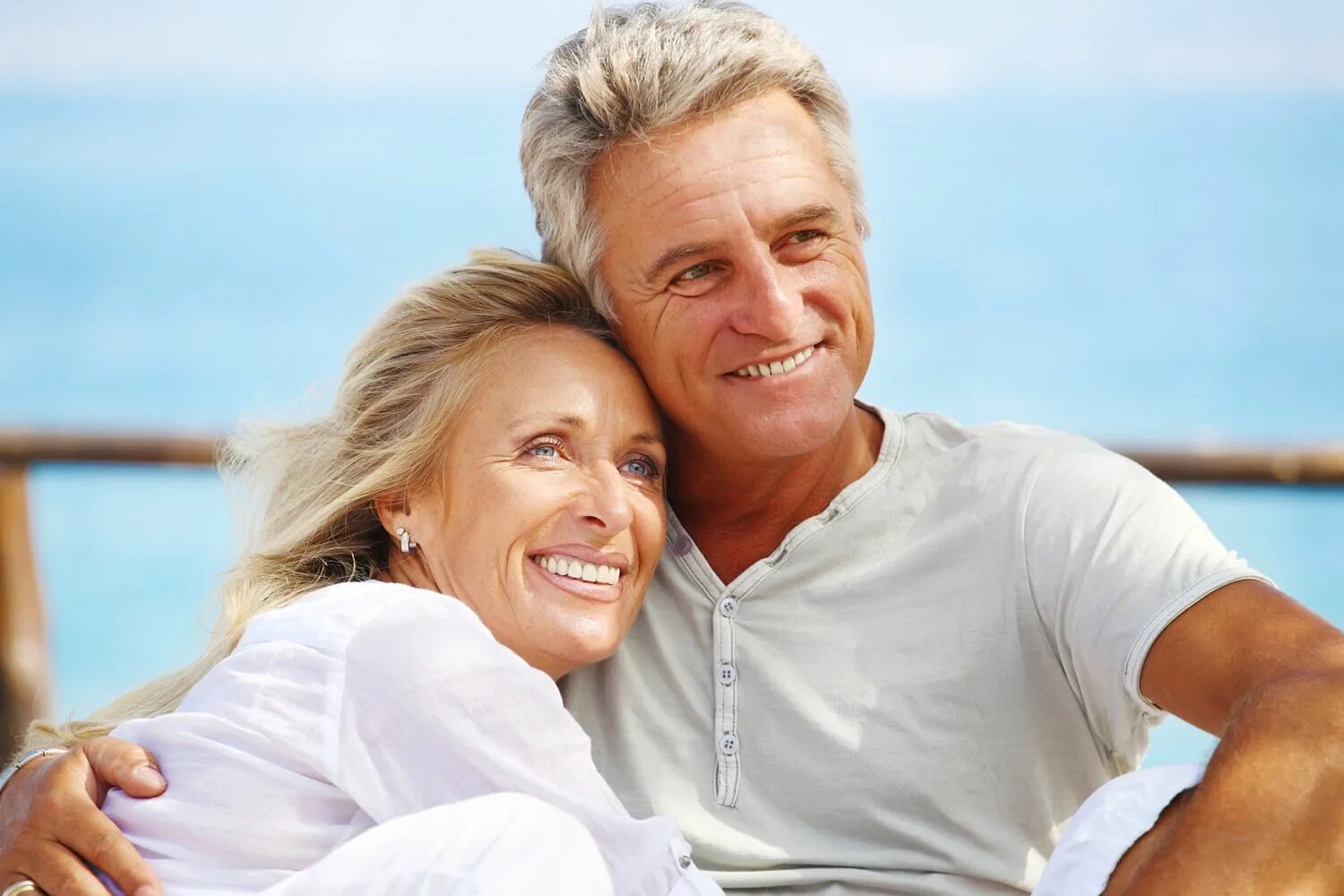 Older woman and younger man. Мужчина и женщина в возрасте. Мужчина среднего возраста. Счастливые семейные пары. Пожилые влюбленные пары.