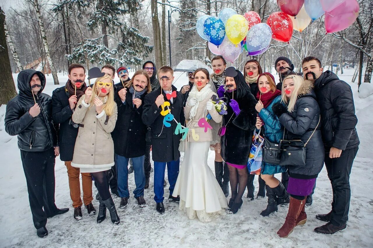 Образы на свадьбу зимой гостям. Общая фотография на свадьбе. Свадебная фотосессия зимой с гостями. Зимняя свадьба гости. Зимняя свадебная фотосессия.