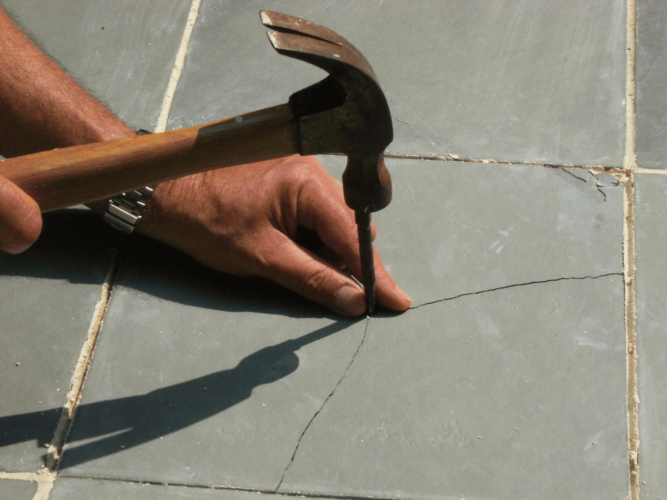 Как поменять плитку на полу. Как поменять плитку на полу. Демонтаж напольного покрытия. Укладка напольной плитки на старую плитку. Демонтаж плитки на полу.