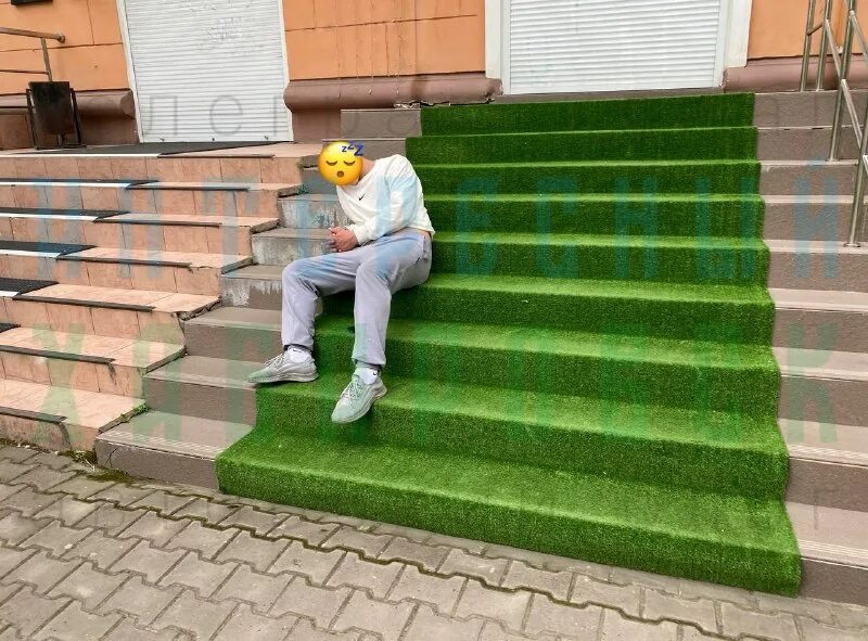 Девушка поднимается по лестнице. Страх лестниц. Человек на лестнице. "сон". Ступеньки.