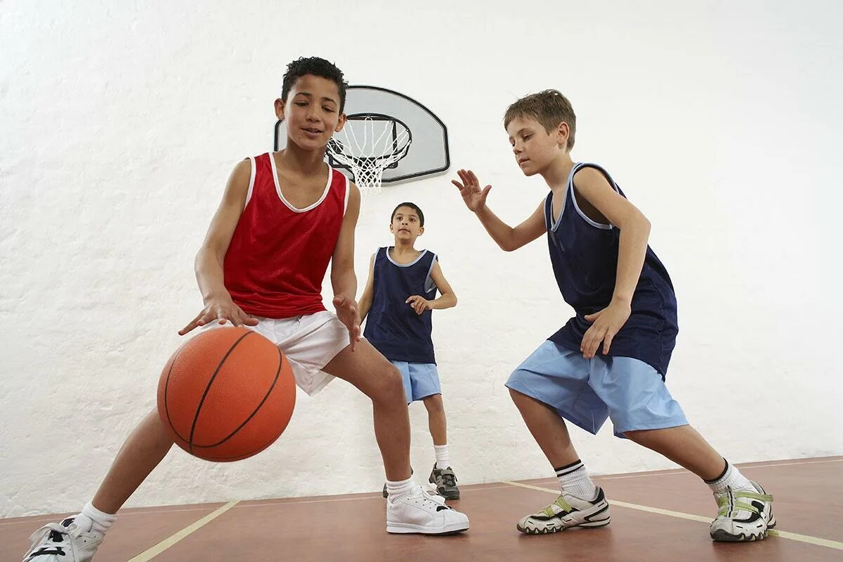 Баскетбол дети. Дети играют в баскетбол. Дети играющие в баскетбол. Игра баскетбол. Спортсмены играющие в игры