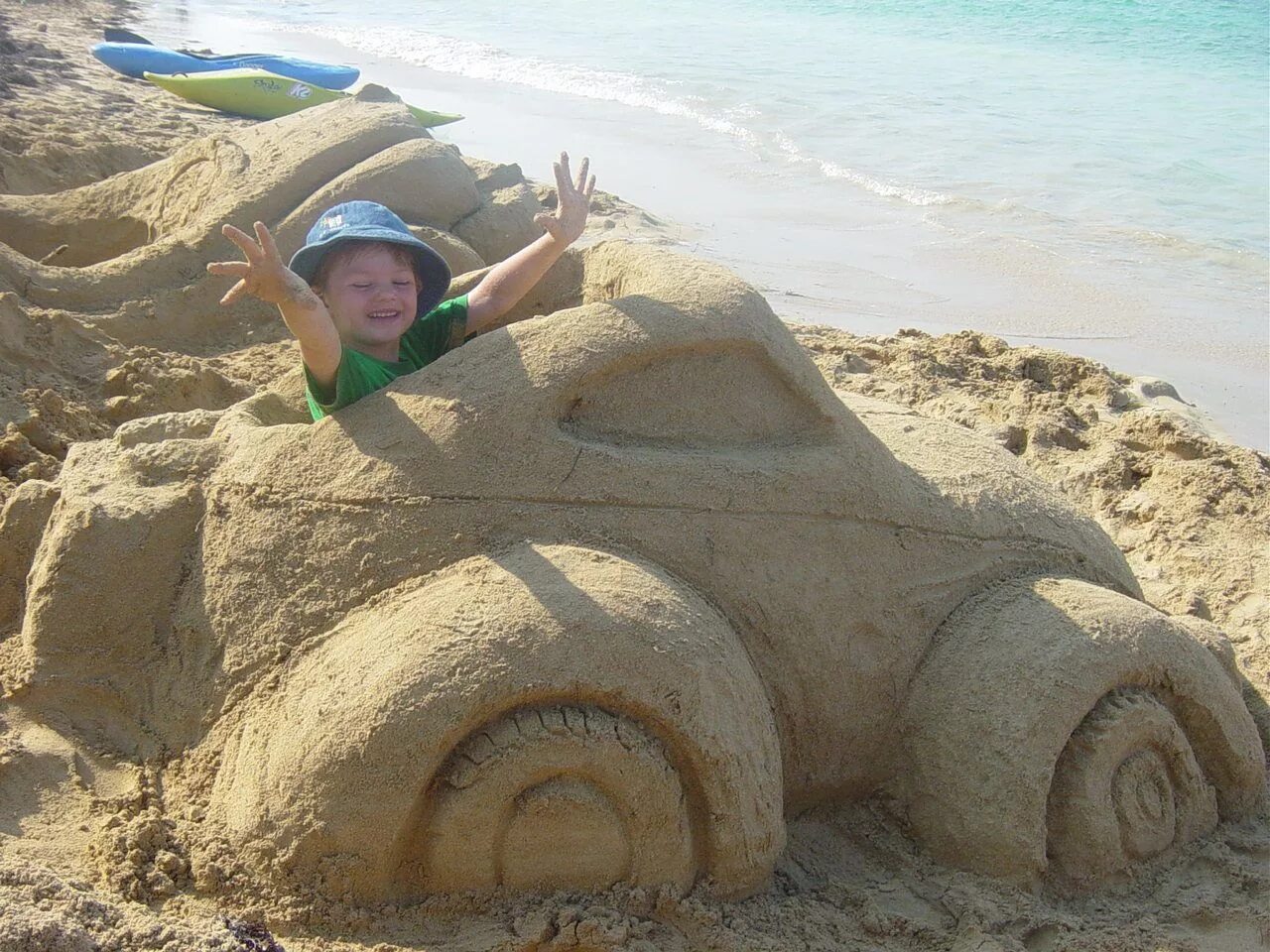 Постройки из песка. Фигуры из песка. Замки из песка для детей. Фигуры из песка для детей. Drive a car make a sandcastle