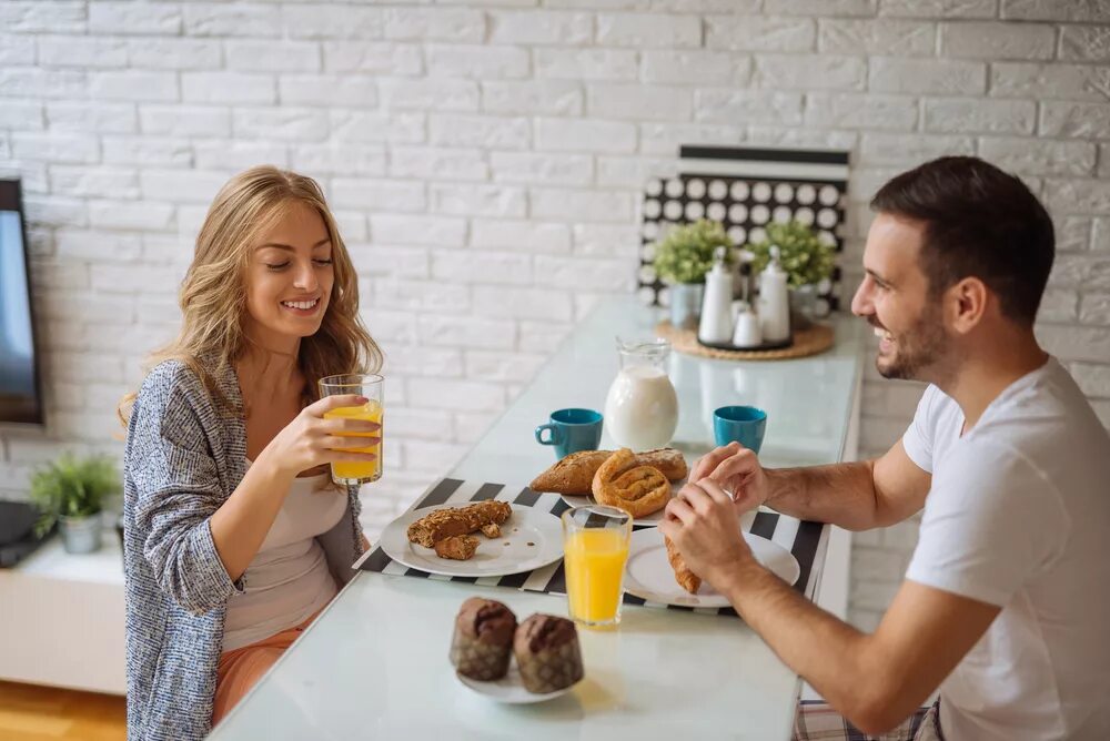 Семейные пары утром. Пара завтракает. Мужчина и женщина завтракают вместе. Парень и девушка завтракают. Человек завтракает.
