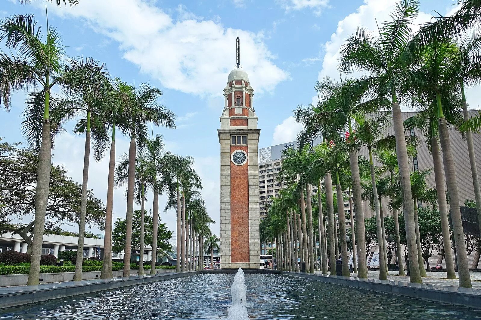 Часы гонконг. Часовая башня китай. husainabad clock tower. гонконг башня. часовая башня железнодорожного вокзала в гонконге.