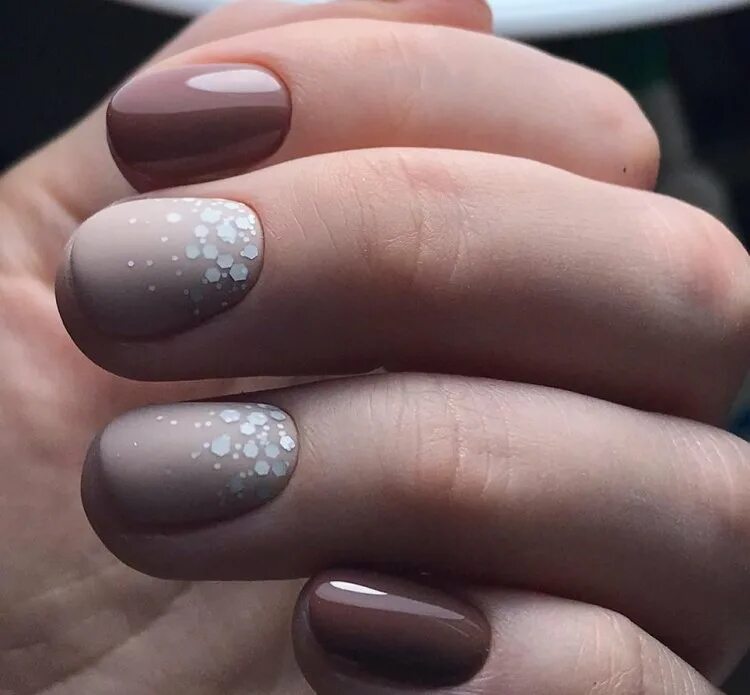 Маникюр в серо голубых тонах. Маникюртна каждый день. Маникюр однотонное покрытие. Однотонное покрытие с блестками. Маникюр на очень короткие овальные ногти.