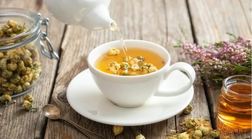 С какой травой пьют чай. Чай с ромашкой и медом. здоровый чай. камомиле чай. расслабляющие напитки.
