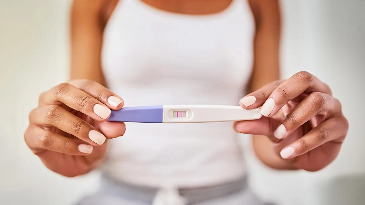 Тест на беременность. Женщина с тестом на беременность. Положительный тест на беременность. Женщина с положительным тестом.
