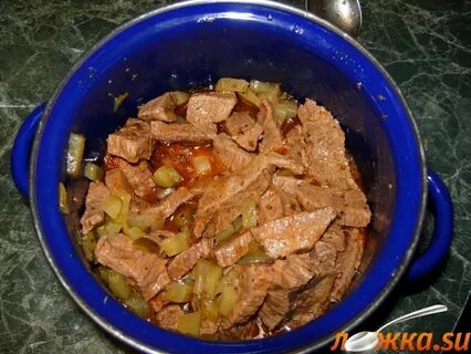 Огурцы с мясом на сковороде