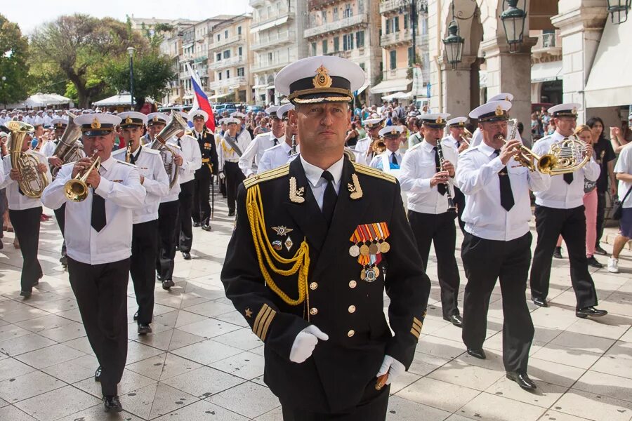 Русские моряки на параде в греции. Морская пехота каспийск дагестан. Морская пехота в греции парад. Морпехи в греции. Морская пехота в греции парад.