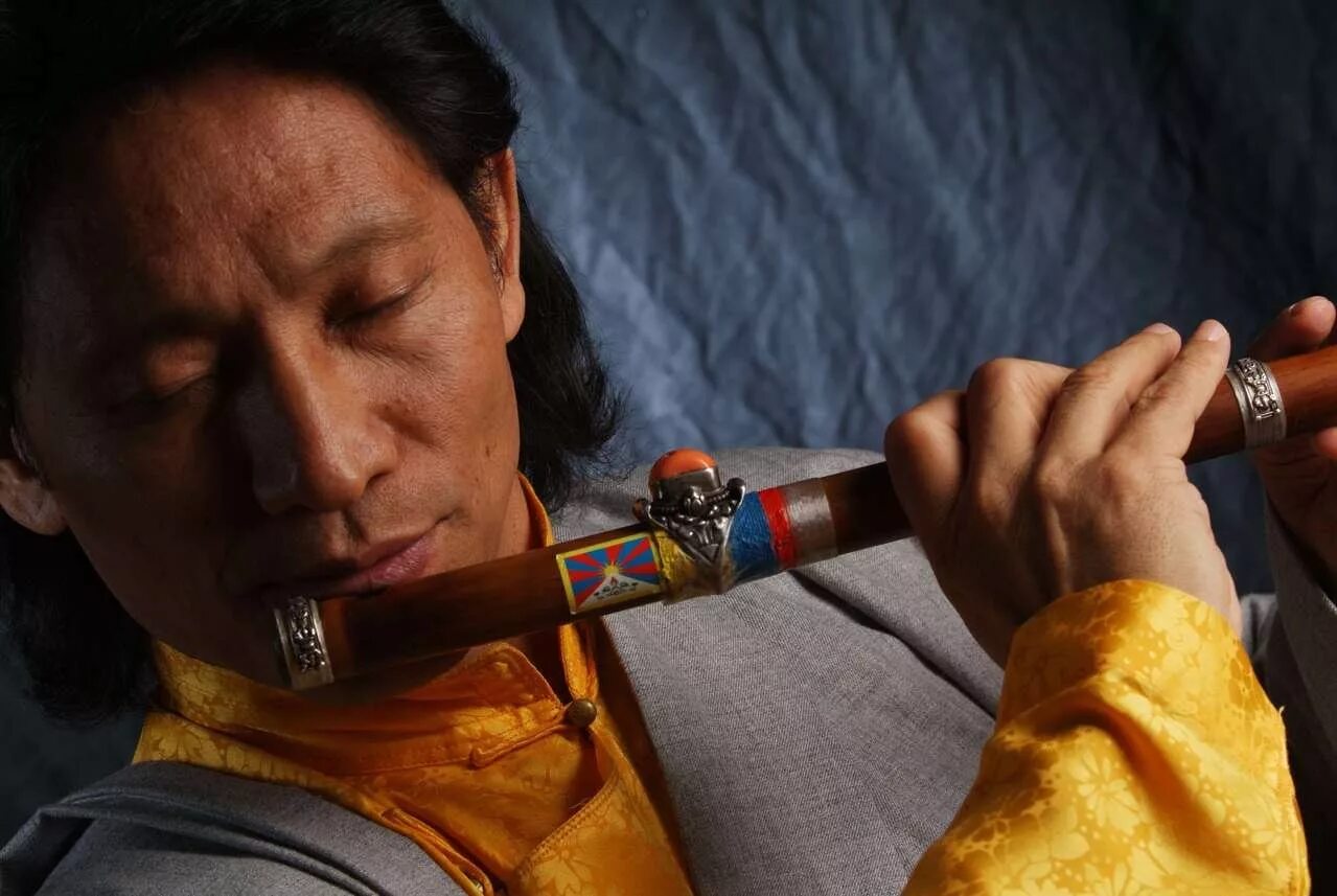 Музыка тибетской флейты. Наванг Кхечог. Тибетская флейта. Фото Nawang Khechog. Музыкант Тибет.