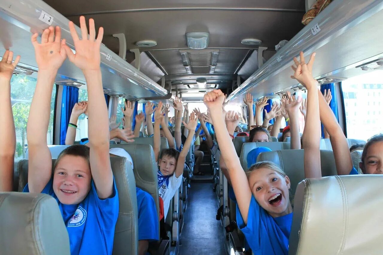 Экскурсии на каникулах. Школьные экскурсии автобусные. Школьная экскурсия автобус. Автобусные экскурсии дети. Дети в экскурсионном автобусе.
