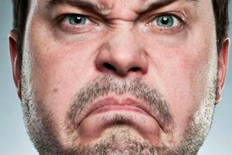 Орут друг на друга. Недовольный мужчина. Агрессивный человек. Мужик орет. Эмоция злость.