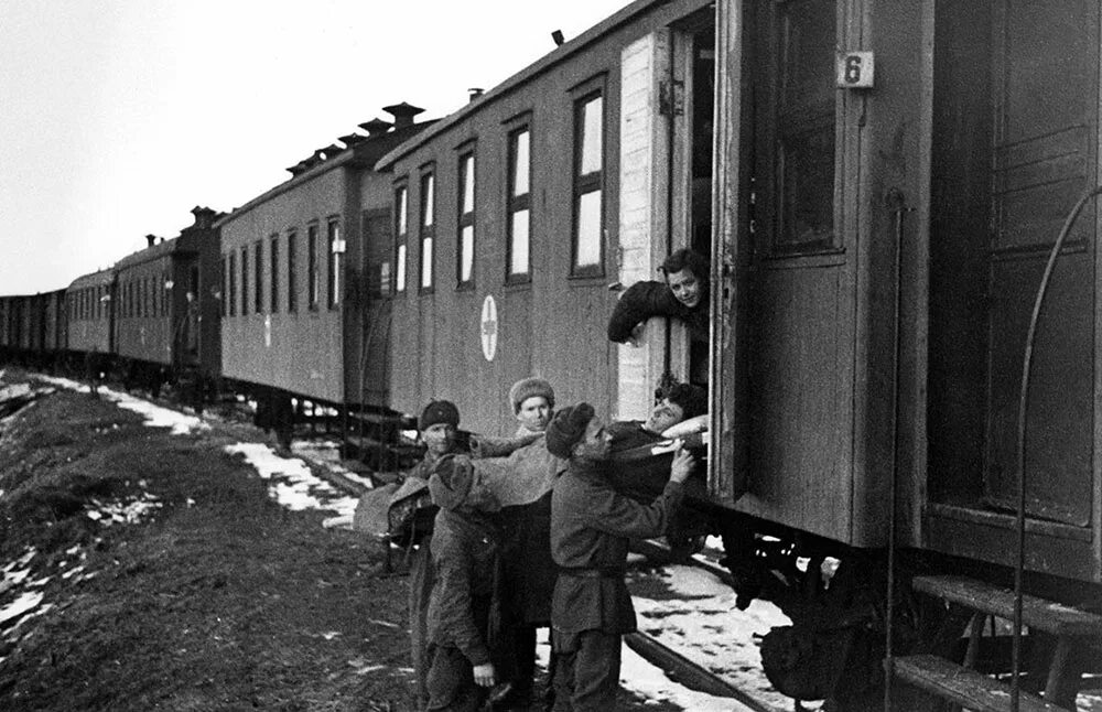 Поезд великой отечественной войны. Военный эшелон поезд ВОВ. Военно-санитарные поезда в годы Великой Отечественной войны. Санитарный поезд в годы Великой Отечественной войны 1941-1945. Санитарный эшелон в годы Великой Отечественной войны.