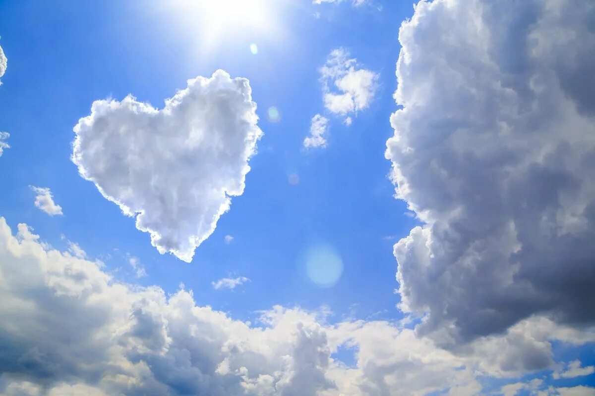 Красивые облака. Облако поцелуев. Целующиеся облачка. Облака в виде лица. Необычные облака.
