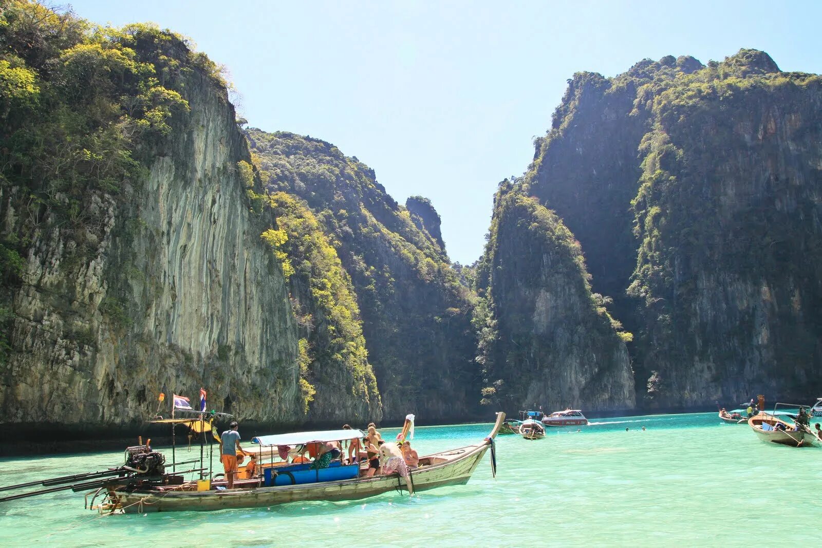 Туристический маршрут в Краби. Поездка на лодке меж скал. Krabi 81000. Краби экскурсии лодка плывет между скал. Экскурсии на краби