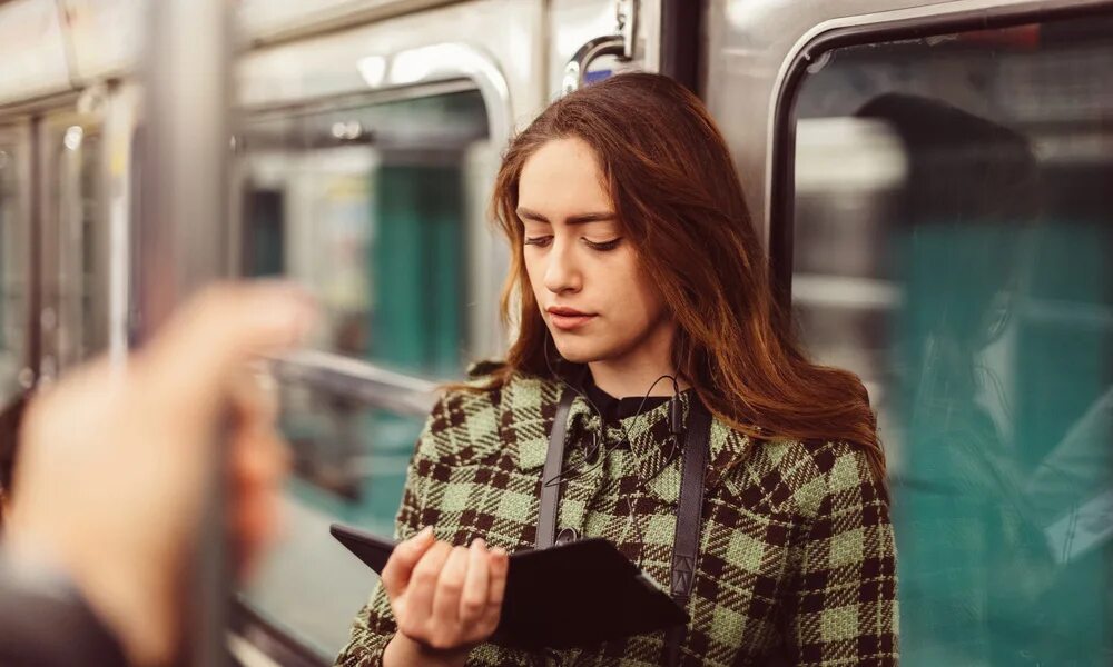 Девушка в метро с книгой. Девушка читает в метро. Чтение в метро. Девушка читает книгу в метро. Она читает в метро