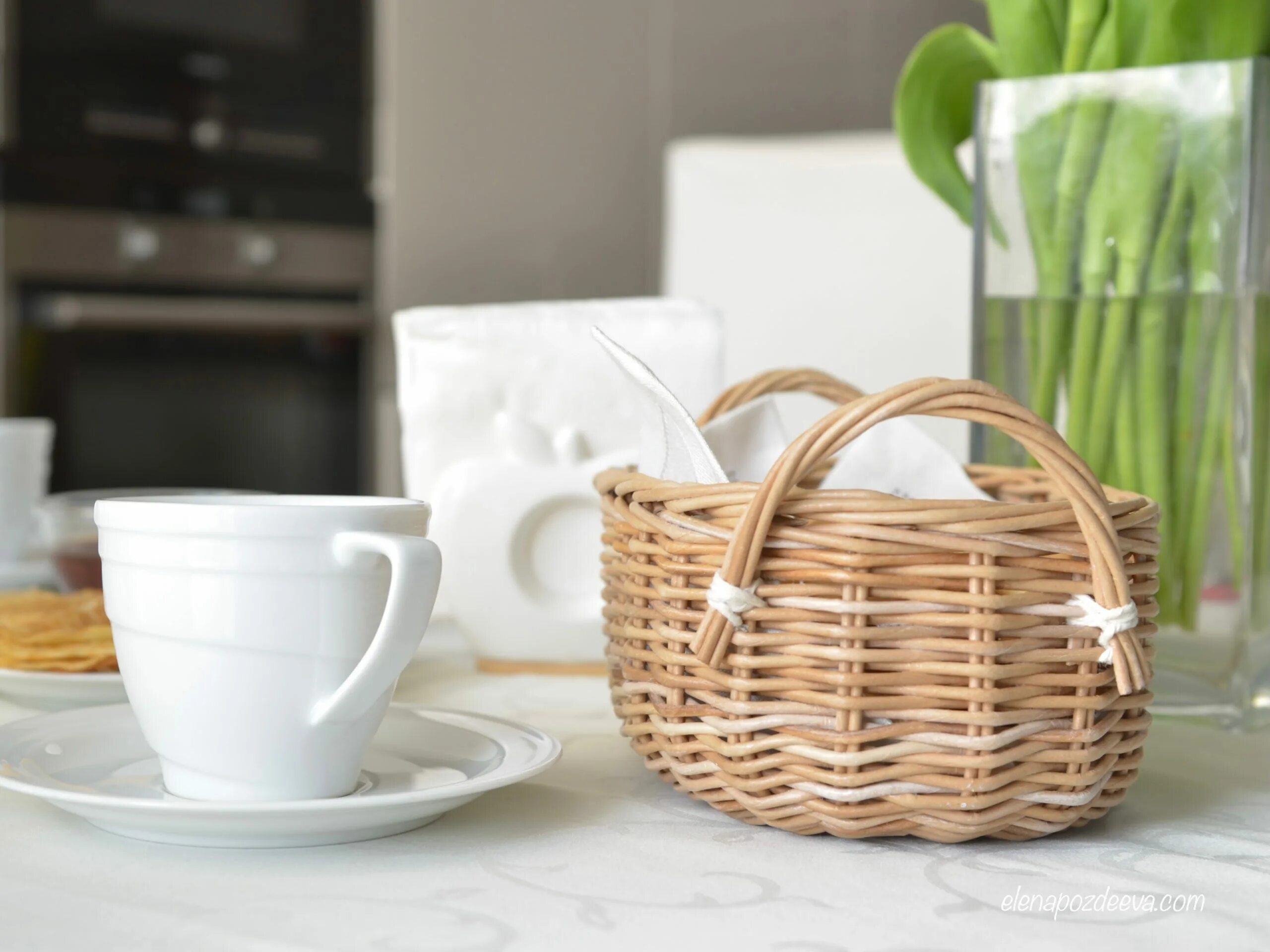 Прикроватный столик плетеный. Корзина для пикника из дерева. Ящик столик для пикника. Корзинка на столе. Стол корзина.