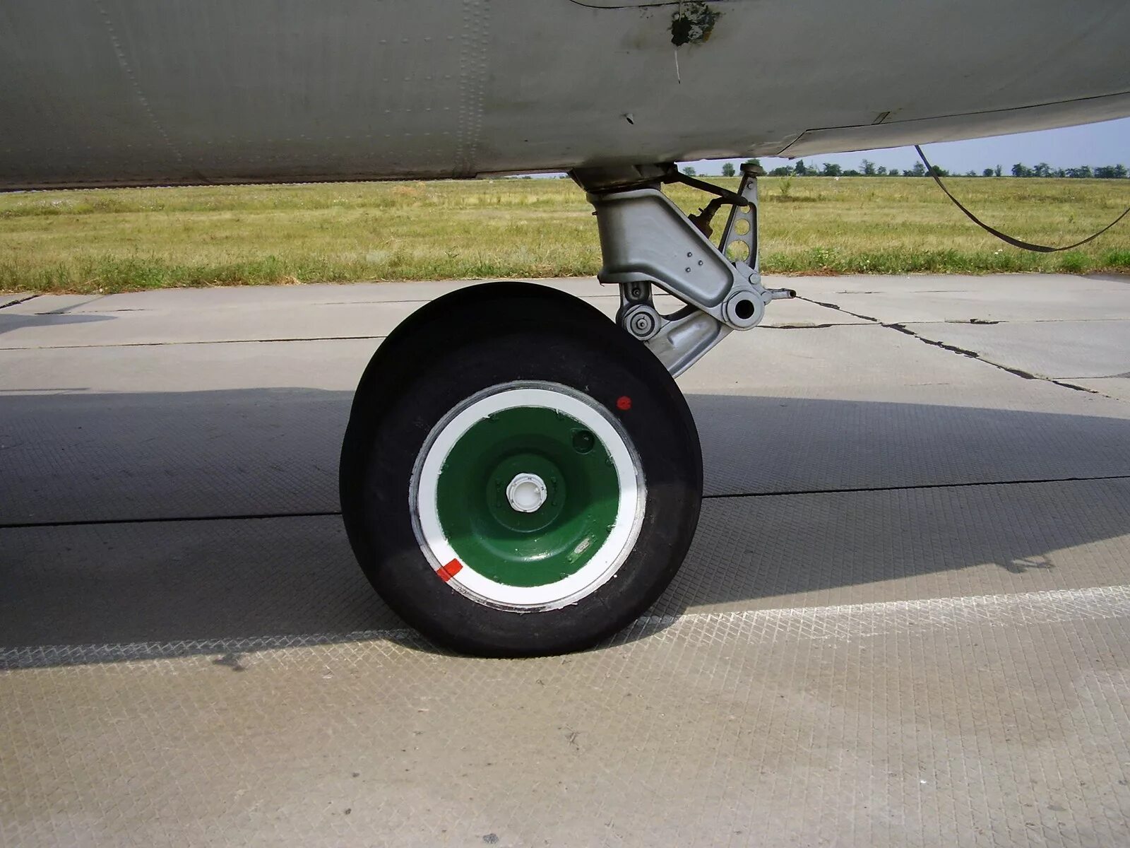 Ан-72 шасси. Шасси самолета ан 12. Шасси ан-12. Шасси самолета ан-72. Колеса шасси бе-200.