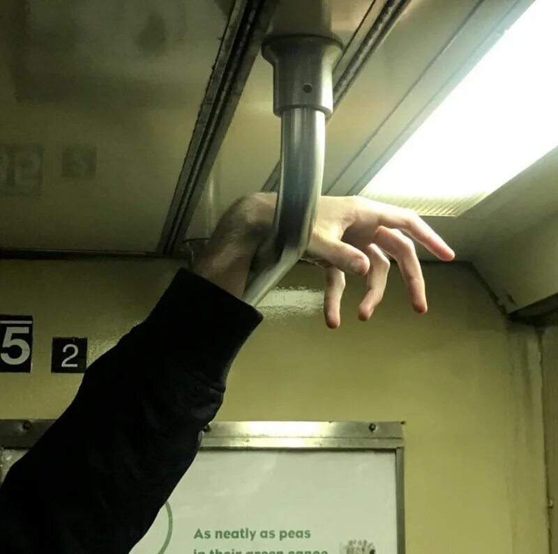 Человек держится за поручень в автобусе. Держится за поручень в метро. Держитесь за поручни. Человек держится за поручень. Рука держится за поручень.