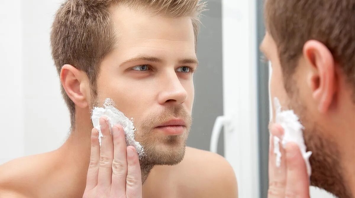 Косметология для мужчин. Мужчина бреется. Бритье лица. Мужчина после бритья.