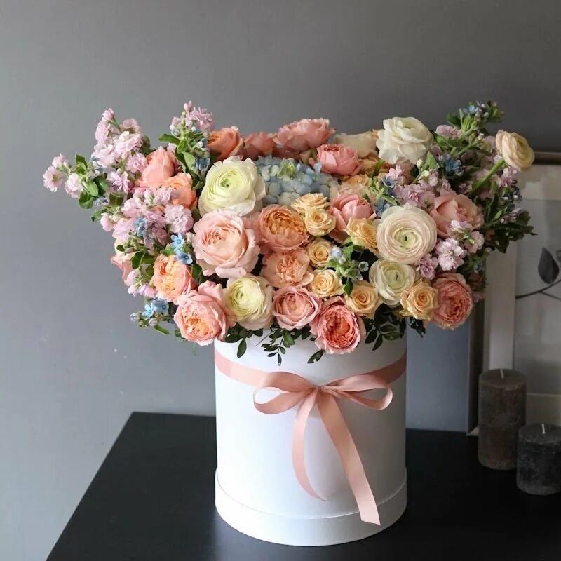 апрелевка московская область. апрелевка, ул. композиция в шляпной коробке с пионовидными розами.