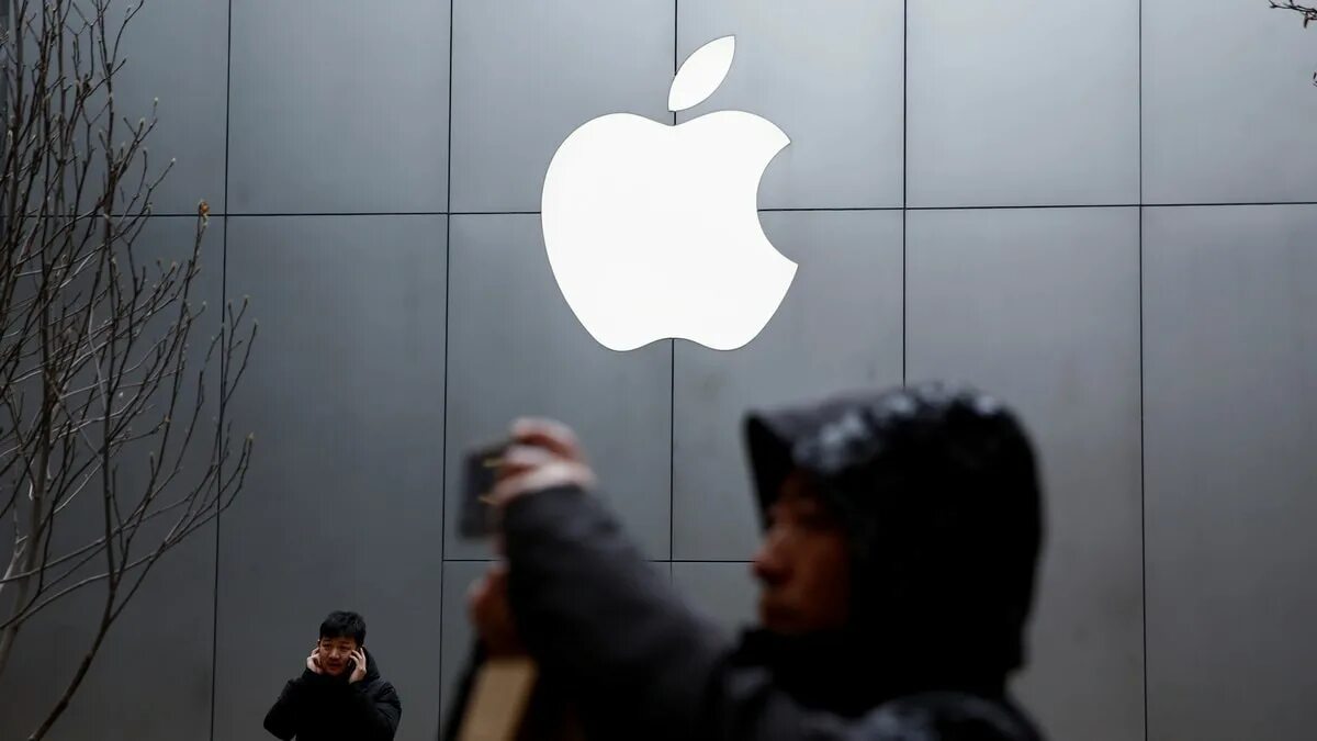Яблоко Apple. Шпионаж Эппл. Apple сокращает производство iphone. Goldman sachs Apple.