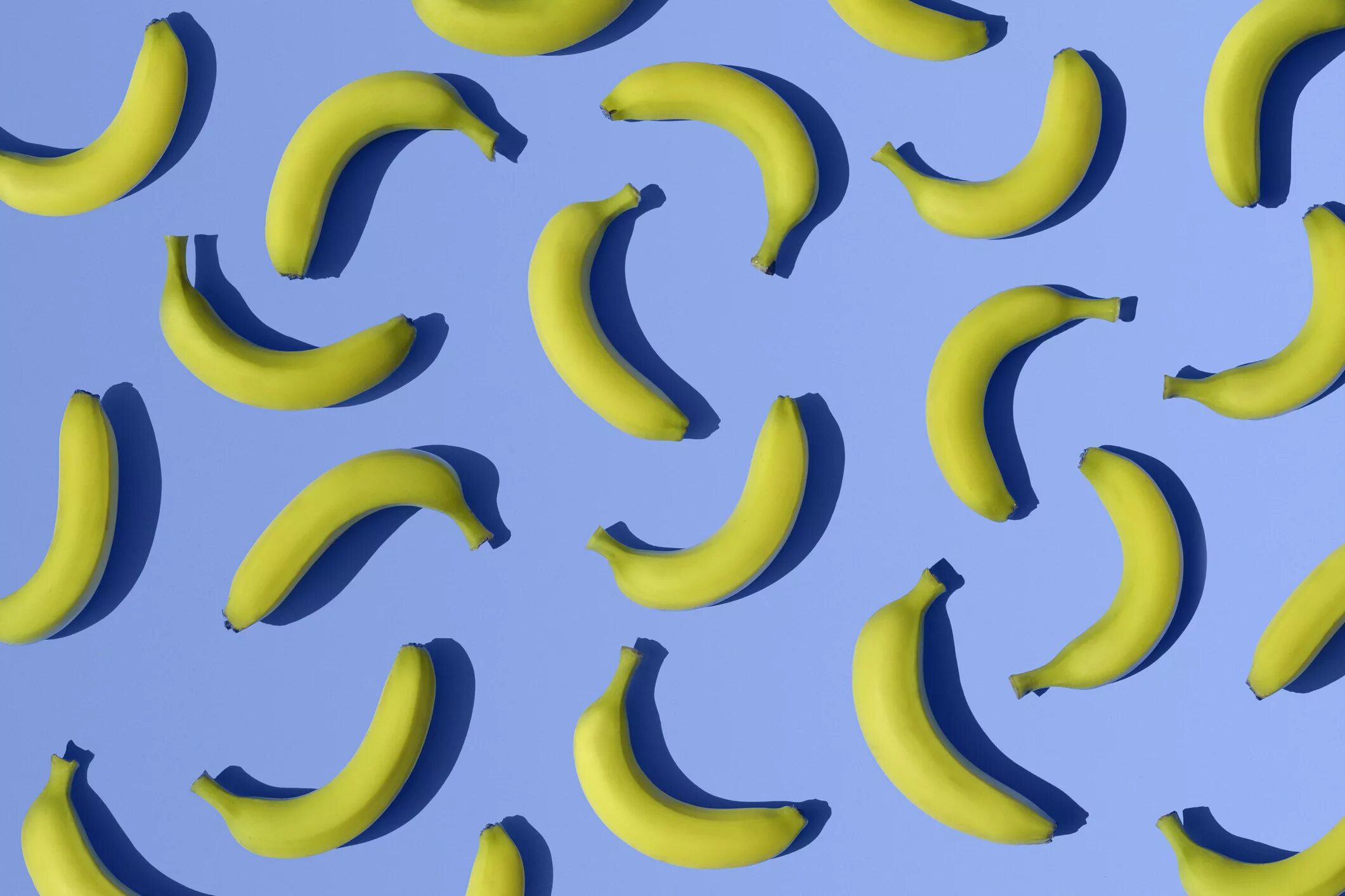 Бананчики. Банан на желтом фоне. Бананы на голубом фоне. Банан на синем фоне. Обои с бананами.