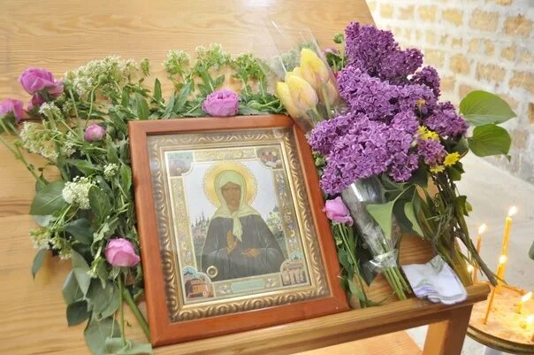 Что делать с цветами из монастыря. Икона матроны московской в монастыре покровском монастыре. Что делать с цветами из монастыря. Чудотворная икона матроны московской. Что делать с цветами из монастыря.