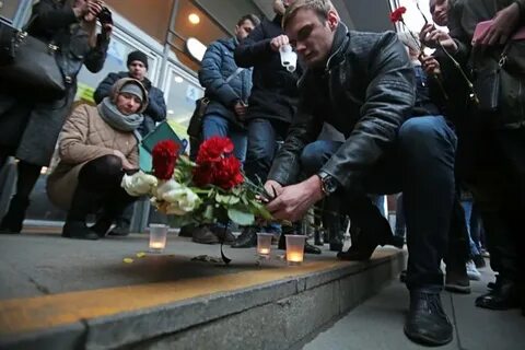Навальному несут цветы
