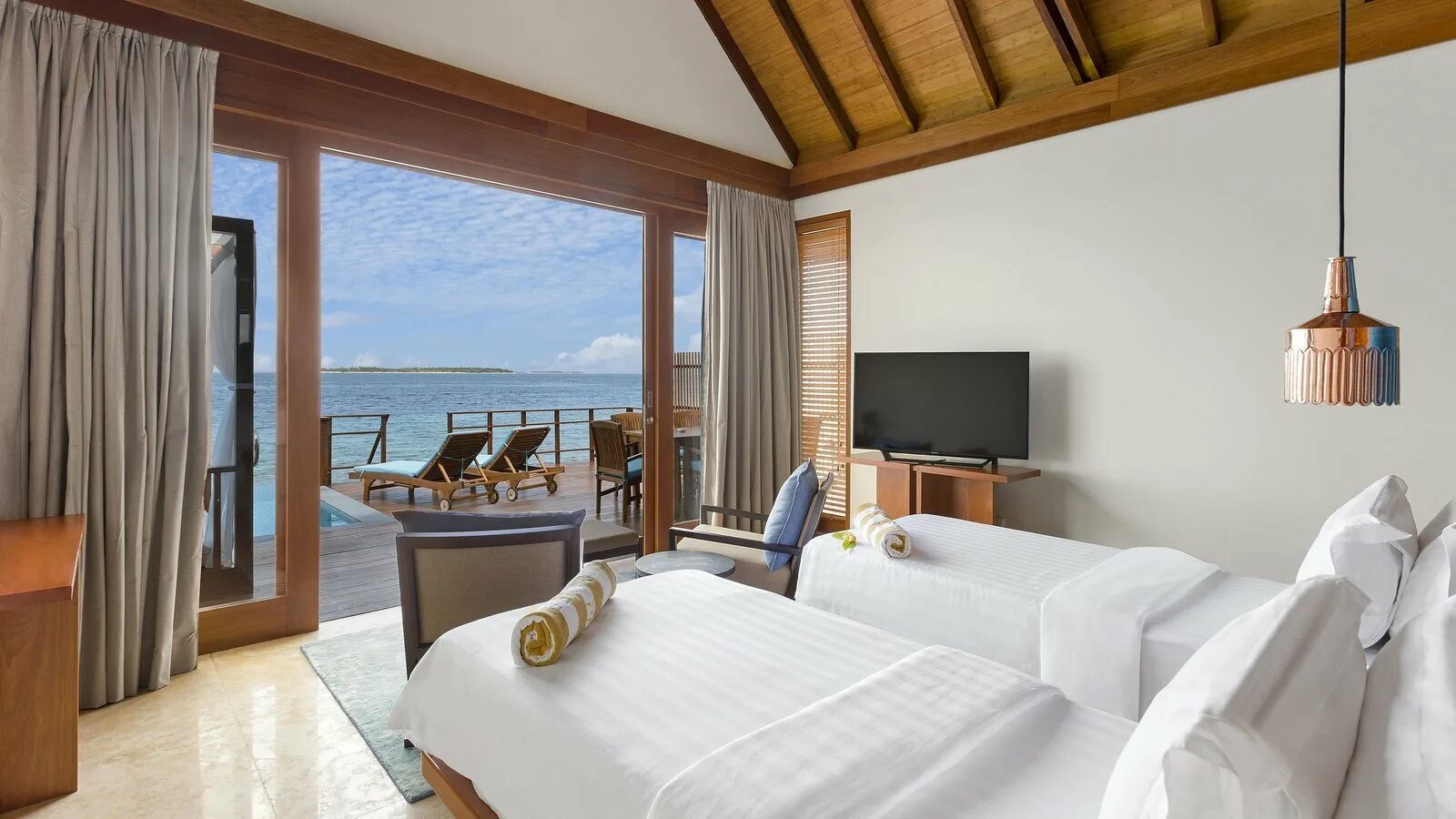 Спальня 2. Room 2 5. Узкая спальня. Маленькая комната. Планировка узкой спальни.