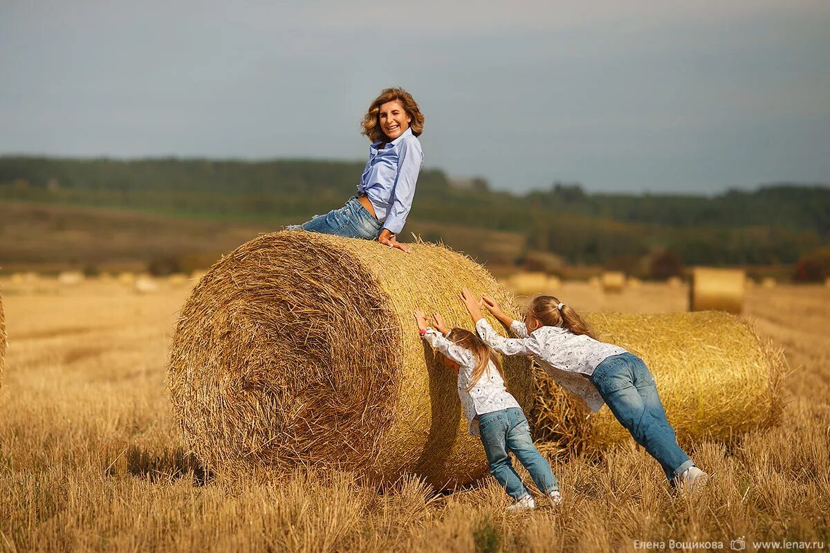 В сене на 1 голову. Фотосессия в поле. Фотосессии в стогах сена семьей. Фотосессия с тюками сена в поле. Фотосессия в стоге сена семейная.