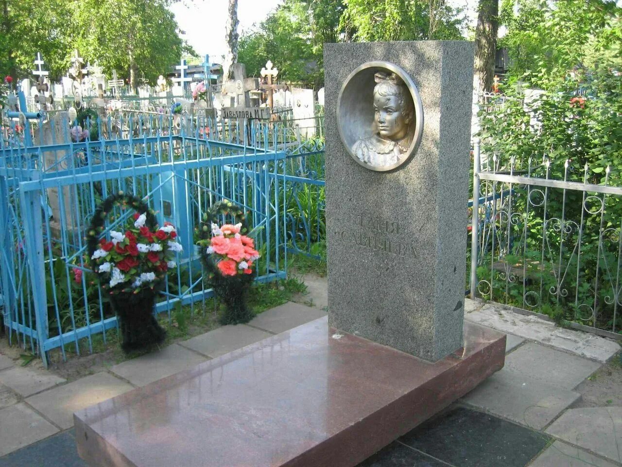 Шатки таня савичева памятник. Могила тани савичевой в шатках. Шатки могила тани савичевой. Могила тани савичевой. Таня савичева похоронена.