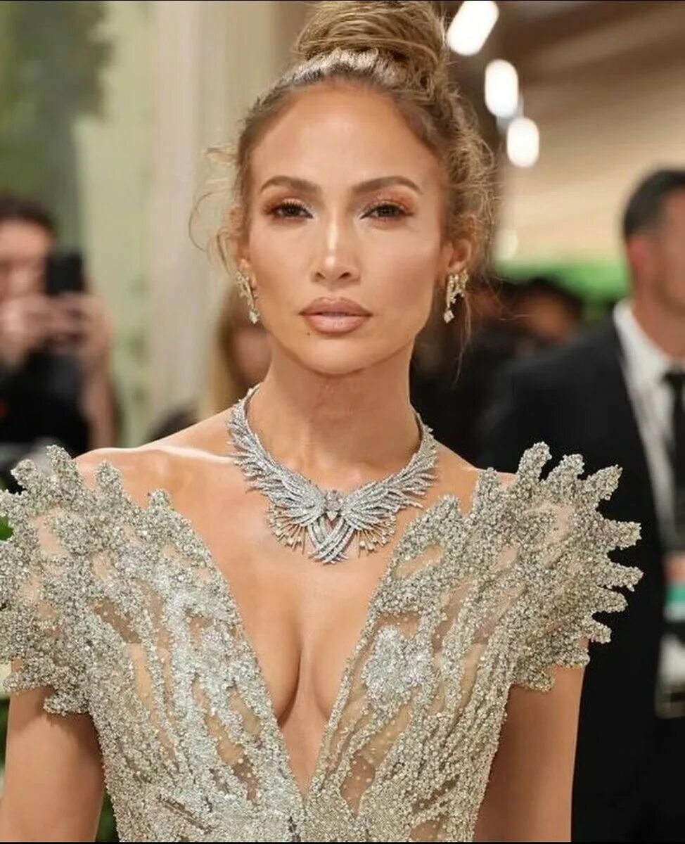 Twitter is going off on J-Lo's Golden Globes dress: 'Tonight's gown is a mess'