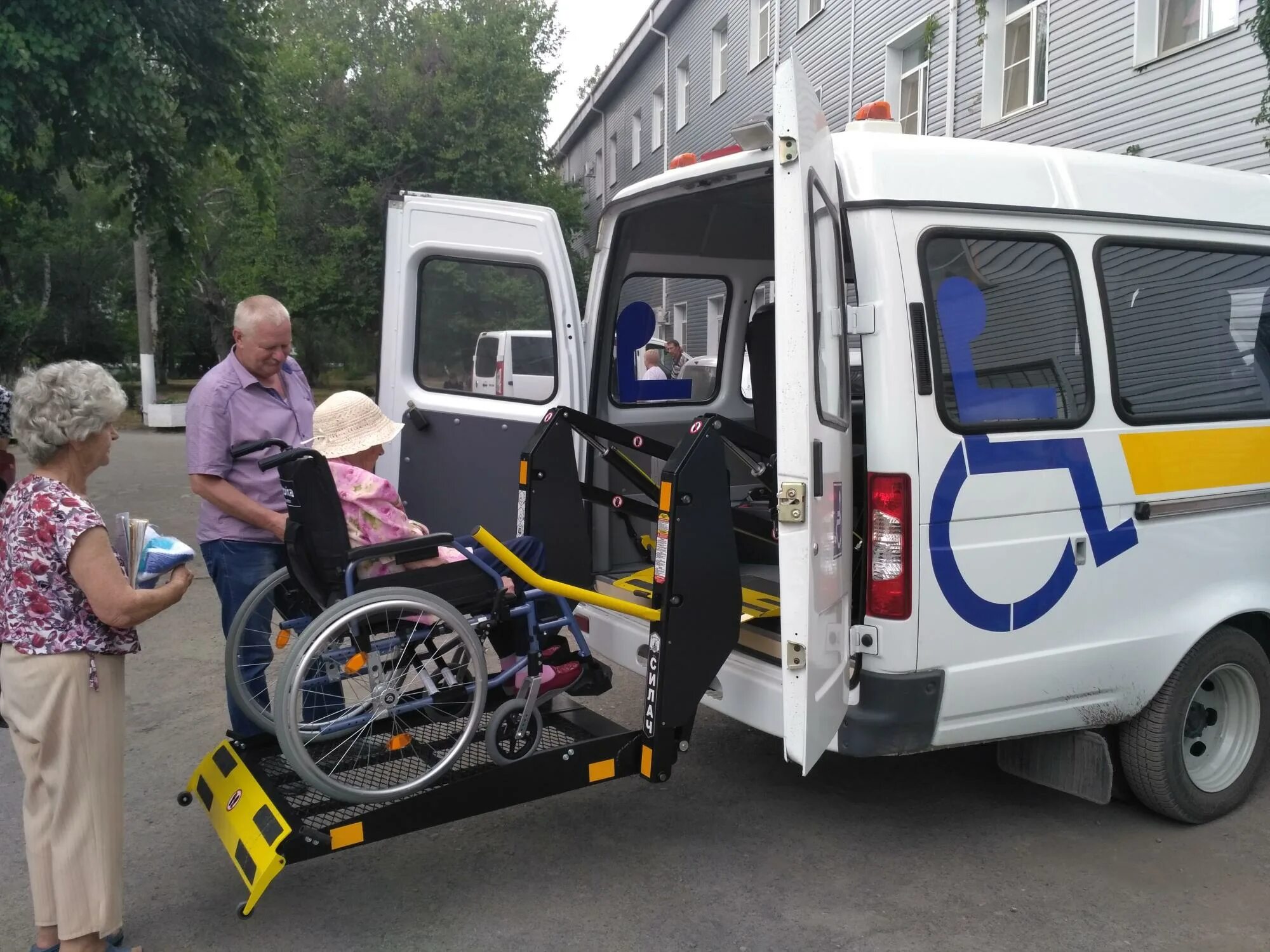 Услуги такси. Социальное такси смоленск. Лада ларгус для инвалидов колясочников. Социальное такси. Газель социальное такси.
