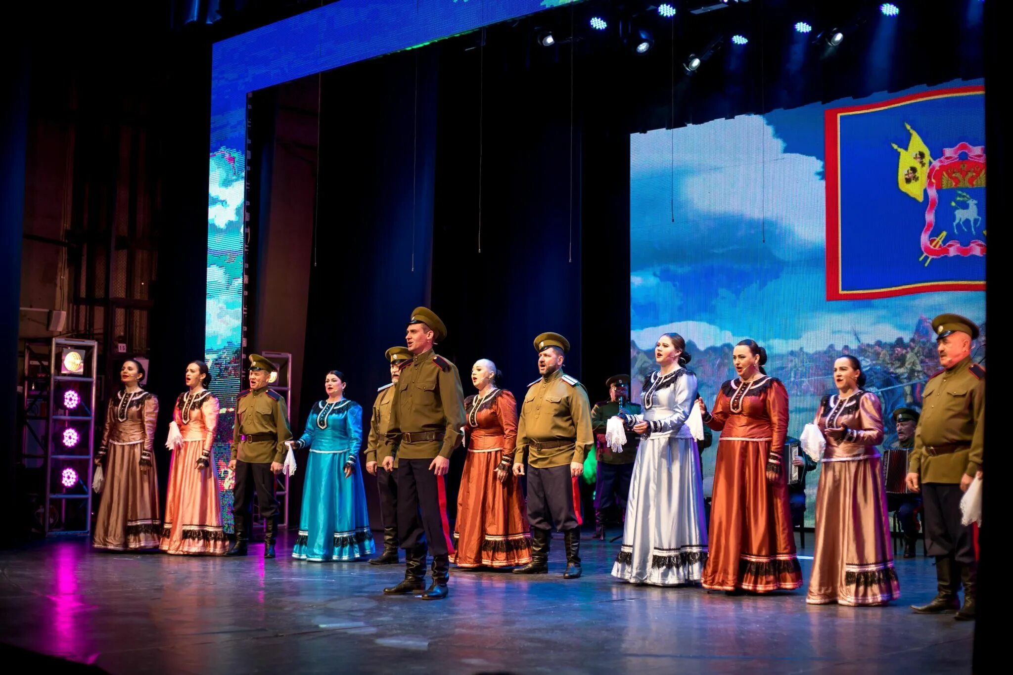 Николай вечеркин православный дон. Православный дон ансамбль боковская. Дом народного творчества. Казаки волгодонск. Ансамбль дона.