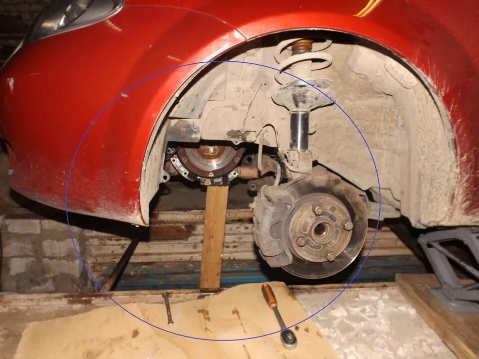 Removing the front wheel brake disc (Chevrolet Lacetti 1 2002-2009: Chassis: Bra