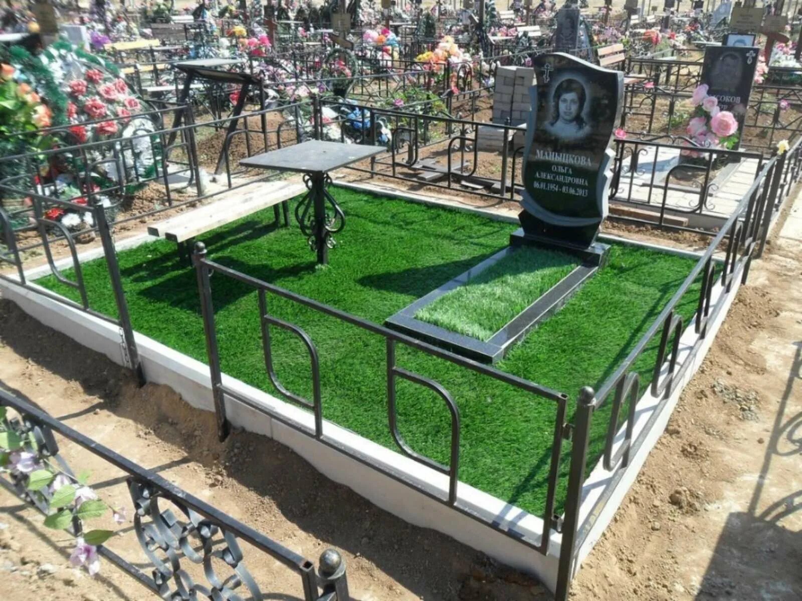 Искусственный газон на могилу. Искусственный газон на кладбище. Благоустройство могилы на кладбище искусственным газоном. Благоустройство могилок. Виды оформления могил