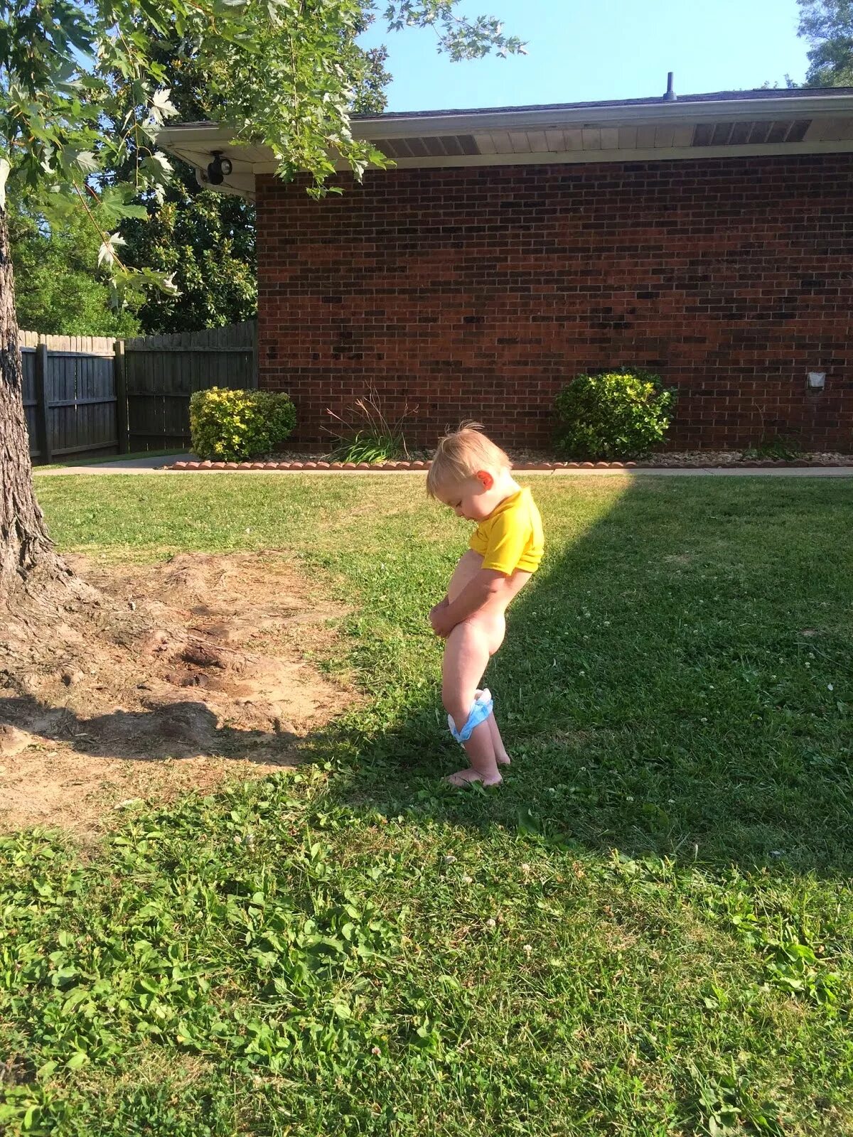 Pipi на даче. Детский писсинг на природе. Мальчик Pi Pi Alba. Мочиться на улице. Где пописать девушкам