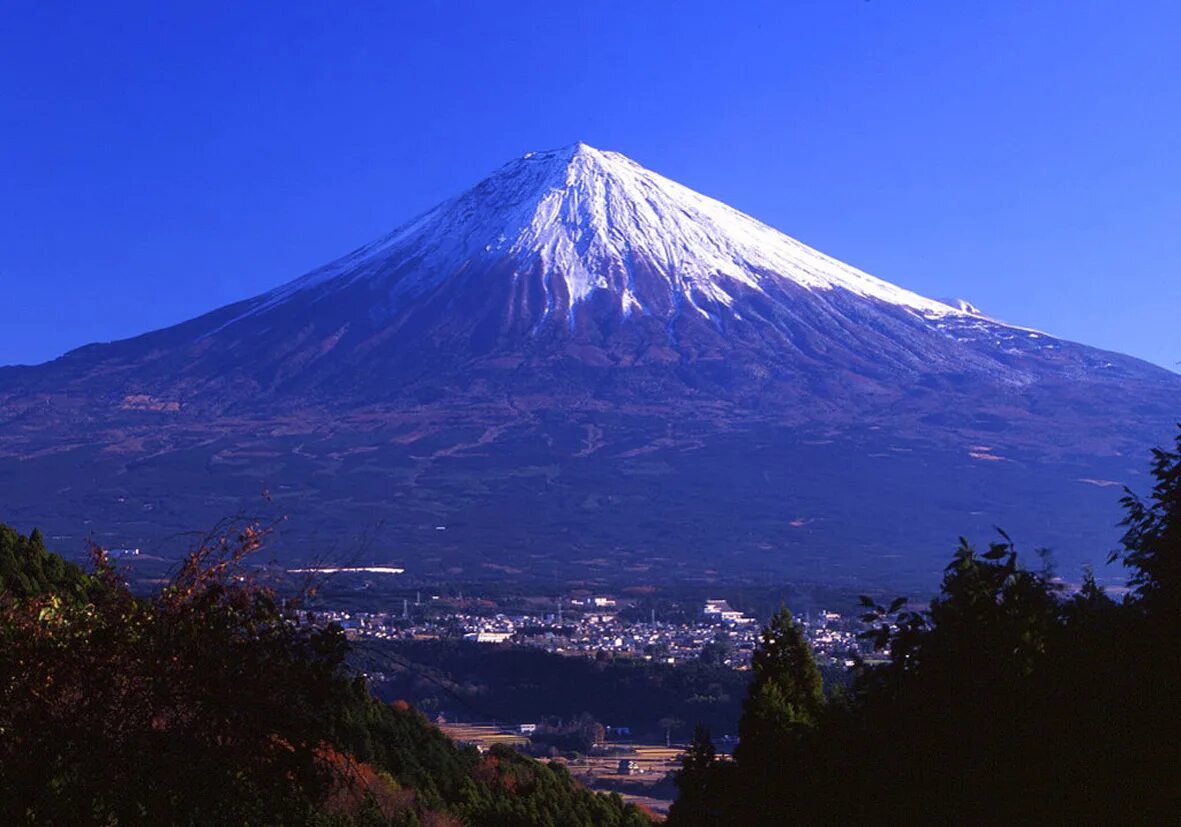 Гора-вулкан Фудзияма. Вулкан Фудзияма в Японии. Фудзияма (о. Хонсю, Япония). Япония вулкан Фудзияма извержение. Фудзияма материк