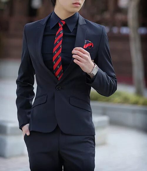 Кастун Бурик. Костюм мужской. Мужчина в костюме. Черный костюм с красным галстуком. Мужские костюмы вк