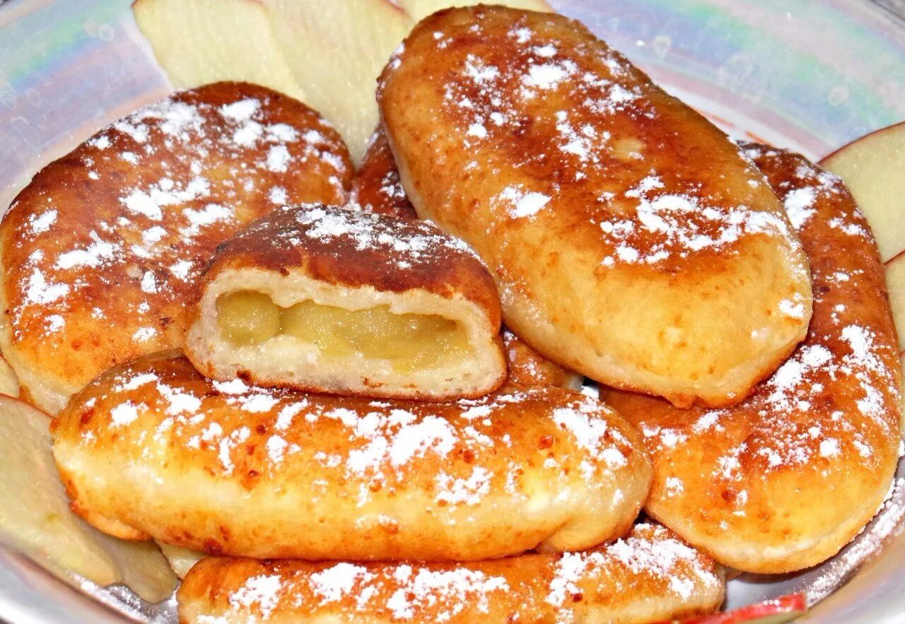 Пирожки из творожного теста с яблоками. Жареные пирожки с яблоками. Творожные пирожки с яблоками. Пирожки с творогом жареные