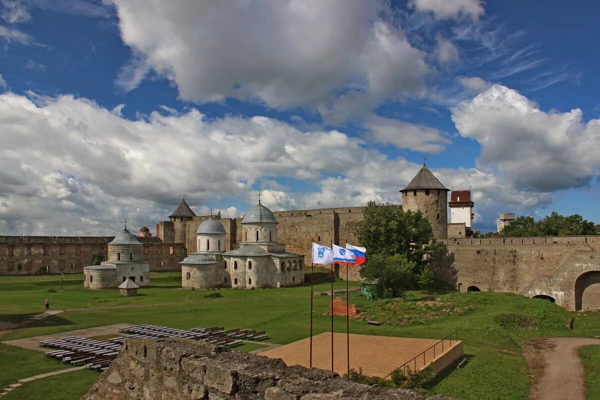 Замок ивангород и нарва. Нарва (эстония) - ивангород. Ивангород википедия. Ивангород арсенал. Ивангородская крепость достопримечательности ленинградской области.