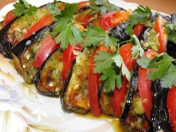 Рататуй (баклажаны, кабачки, томаты, болгарский перец, цукини) 150гр. Салат из жареных баклажанов. Приготовить баклажаны перец помидоры в духовке. Баклажаны в томате. Баклажаны с помидорами.