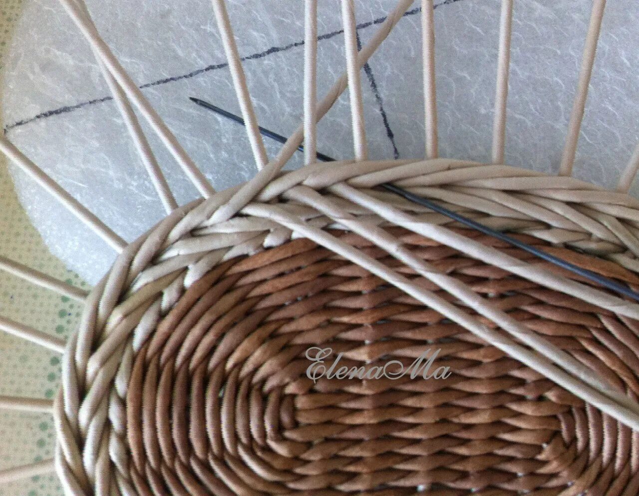Плетение веревочкой из газетных трубочек. Загибка газетных трубочек. Загибка изида из газетных трубочек. Плетение веревочка из бумажной лозы. Веревочка из трубочек.