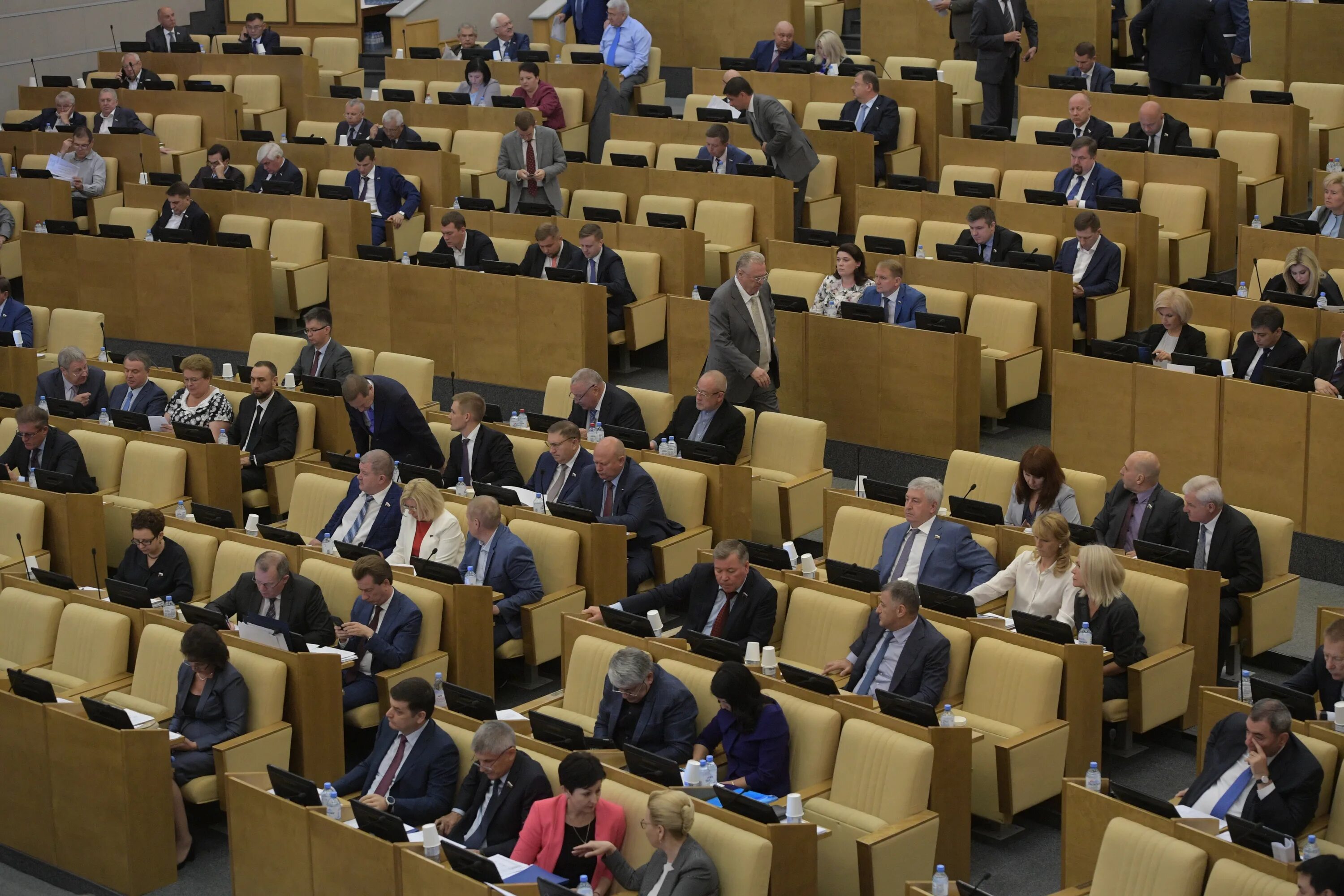 Законопроект о повышении налогов. В гос Дума с 21. Парламентские кресла фото в упрощённом виде.