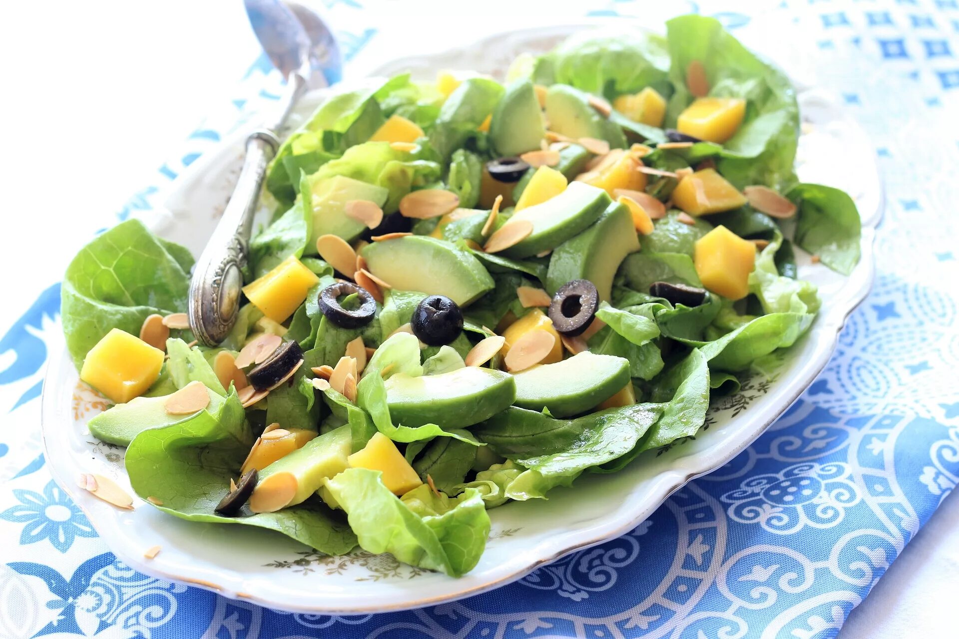 салат авокадо огурец сыр. салат с брынзой и авокадо. овощной с авокадо. салат авокадо огурец сыр. салат из авокадо с огурцом.